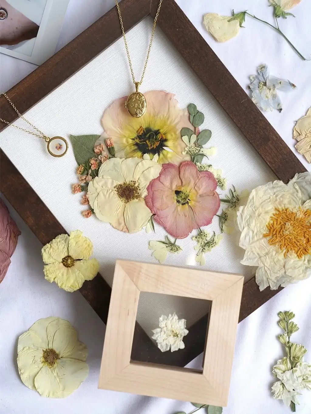Wedding Bouquet Preservation: How to Choose Between DIY and Professional Before Your Flowers Wither